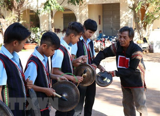 Nghệ nhân Ksor Siơh, dân tộc Jrai, sinh năm 1958, làng Kly, thị trấn Nhơn Hòa, huyện Chư Pưh (Gia Lai) dạy đánh cồng chiêng cho học sinh trong vùng. (Ảnh: Hồng Điệp/TTXVN) Nghệ nhân Ksor Siơh, dân tộc Jrai, sinh năm 1958, làng Kly, thị trấn Nhơn Hòa, huyện Chư Pưh (Gia Lai) dạy đánh cồng chiêng cho học sinh trong vùng. (Ảnh: Hồng Điệp/TTXVN)