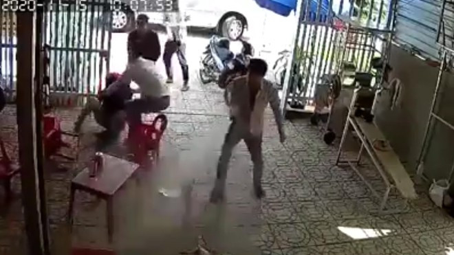 Cảnh nhóm người giống kéo lê chị Hằng, xịt hơi cay - Ảnh cắt từ clip Cảnh nhóm người giống kéo lê chị Hằng, xịt hơi cay - Ảnh cắt từ clip