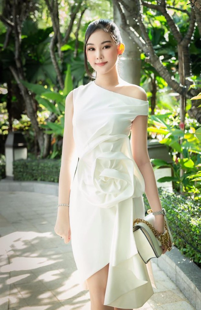 Hoa hậu Lê Âu Ngân Anh nền nã với váy lệch vai ẢNH: NVCC