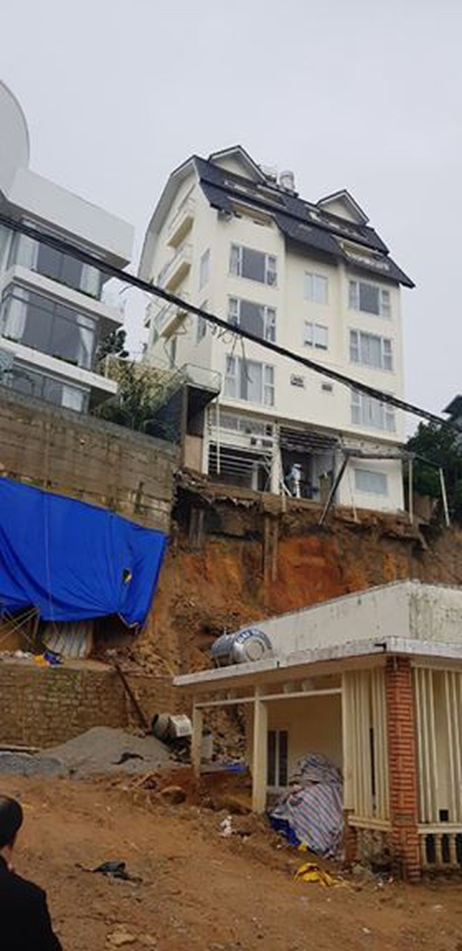 Sạt lở đất đe dọa tòa nhà phía trên đường Ngô Thì Sỹ và cả căn nhà phía dưới hẻm Lê Hồng Phong - ẢNH: LÂM VIÊN