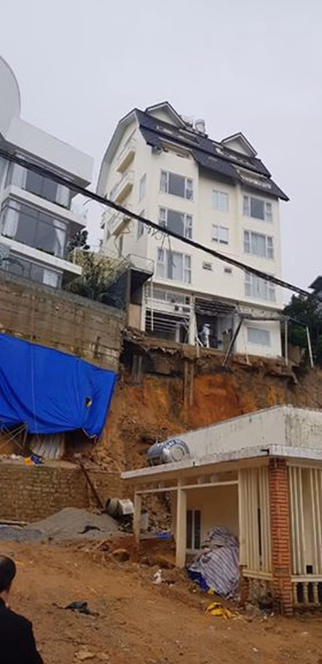 Sạt lở đất đe dọa tòa nhà phía trên đường Ngô Thì Sỹ và cả căn nhà phía dưới hẻm Lê Hồng Phong - ẢNH: LÂM VIÊN