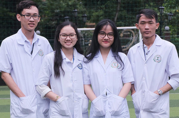 Nhóm sinh viên: Minh Tấn, Tuyết Anh, Thúy Ngân và Ngọc Thành (từ trái qua) đã nghiên cứu chế tác viên nang giảm cân, hạ mỡ từ quả bưởi non - Ảnh: Q.L.