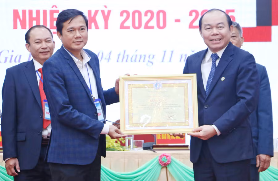 Gia Lai chú trọng xây dựng hợp tác xã kiểu mới gắn với chuỗi giá trị ảnh 2 Đồng chí Nguyễn Ngọc Bảo (bìa phải)-Bí thư Đảng đoàn, Chủ tịch Liên minh HTX Việt Nam tặng bằng khen cho các tập thể cá nhân có thành tích xuất sắc trong công tác, góp phần xây dựng và phát triển HTX trên địa bàn tỉnh giai đoạn 2016-2020. Ảnh: Nguyễn Quang