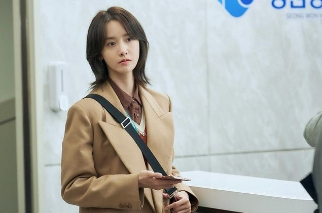 Với tạo hình tóc ngắn cá tính, Yoona hóa thân thành phóng viên thực tập Lee Ji Soo, một 