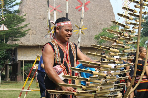 Bên cạnh tơ rưng đứng đã phần nào quen thuộc với nhiều người... (Ảnh: Minh Anh/Vietnam+)