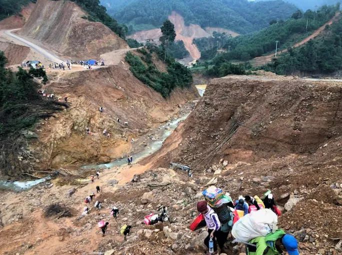 Tuyến đường dẫn vào địa bàn xã Hướng Sơn bị chia cắt vì sạt lở Tuyến đường dẫn vào địa bàn xã Hướng Sơn bị chia cắt vì sạt lở