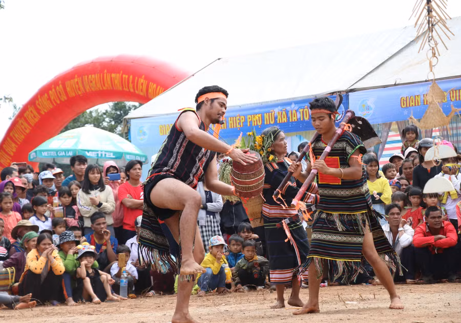  Nghệ nhân say trong từng điệu múa của bài cồng chiêng. Ảnh: Phương Linh