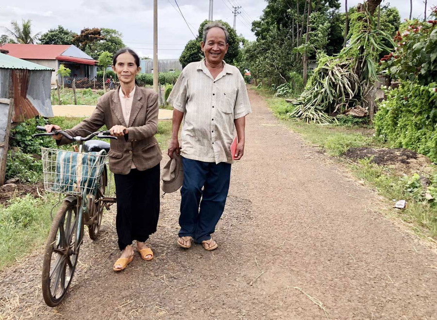 Tròn 20 năm nay, bà Kpă H'Mi cùng với chiếc xe đạp của mình đã không quản ngại nắng, mưa, xa ngái đi giúp đỡ bà con. Ảnh: Trần Dung