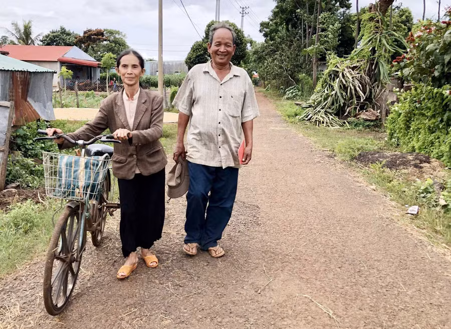 Tròn 20 năm nay, bà Kpă H'Mi cùng với chiếc xe đạp của mình đã không quản ngại nắng, mưa, xa ngái đi giúp đỡ bà con. Ảnh: Trần Dung