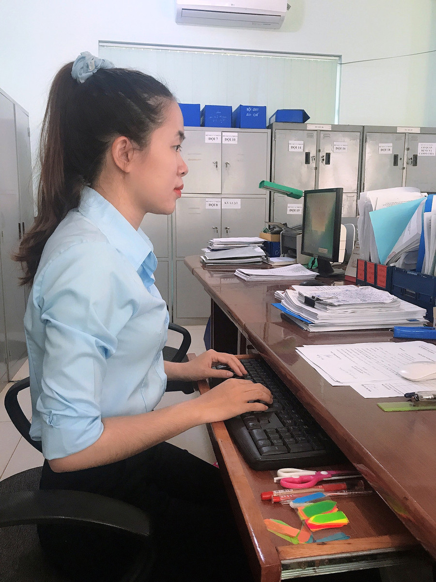 Trí thức trẻ tình nguyện Đỗ Hồng Linh đang làm việc tại Chi nhánh Công ty 75. Ảnh: Vĩnh Hoàng Trí thức trẻ tình nguyện Đỗ Hồng Linh đang làm việc tại Chi nhánh Công ty 75. Ảnh: Vĩnh Hoàng