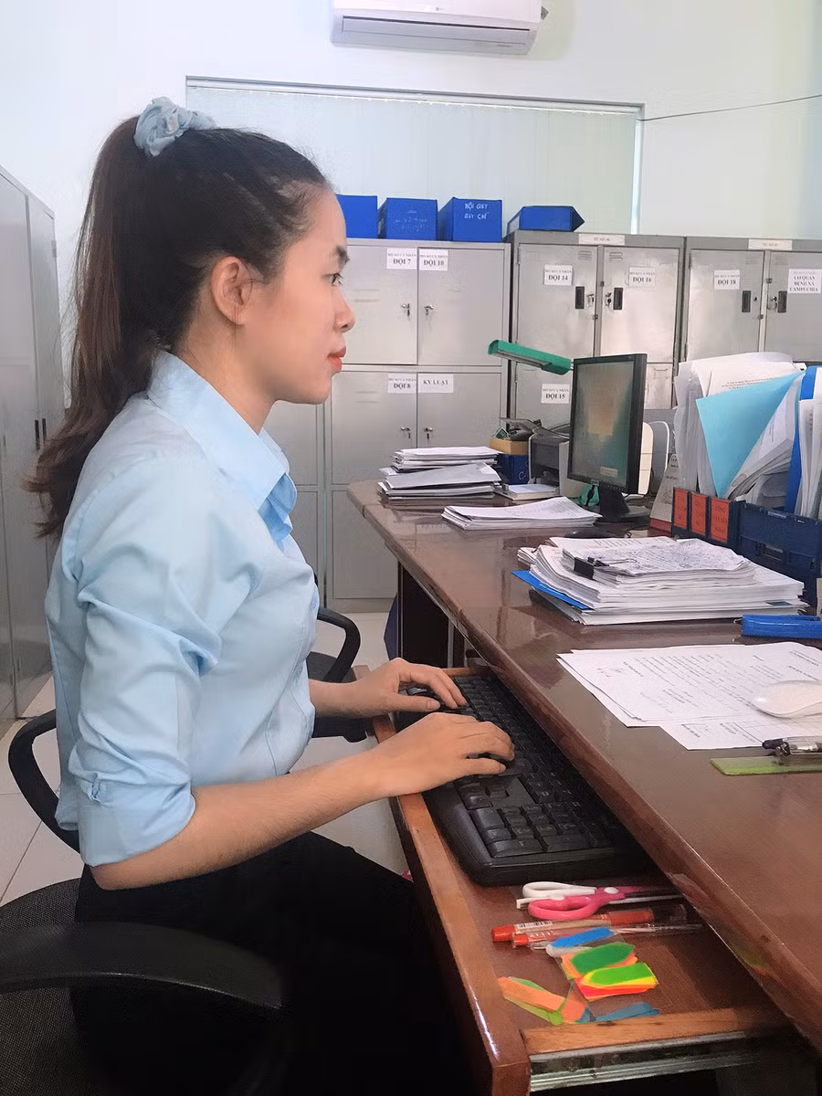 Trí thức trẻ tình nguyện Đỗ Hồng Linh đang làm việc tại Chi nhánh Công ty 75. Ảnh: Vĩnh Hoàng