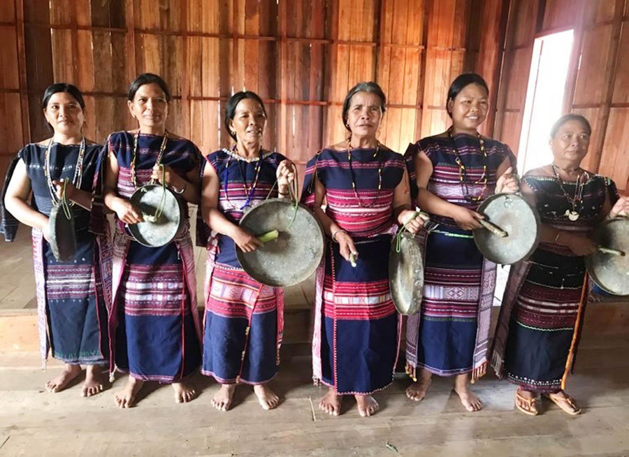 Các thành viên Câu lạc bộ Cồng chiêng nữ xã Ya Hội (huyện Đak Pơ) trong một buổi luyện tập. Ảnh: R’Ô Hok