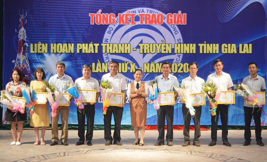 Phó giám đốc Sở Thông tin và Truyền thông trao giải cho 10 tác giả, nhóm tác giả đạt giải nhì. Ảnh: Anh Huy