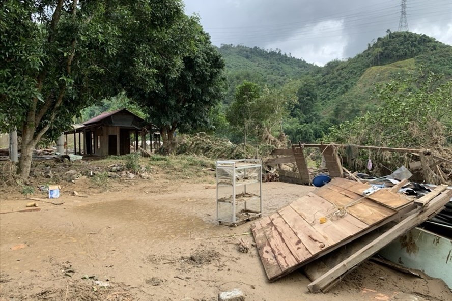 Thủy điện Đắk Mi 4 xả lũ đã làm hư hỏng hàng trăm nhà dân ở huyện Nam Giang, Quảng Nam. Ảnh: V.Ng Thủy điện Đắk Mi 4 xả lũ đã làm hư hỏng hàng trăm nhà dân ở huyện Nam Giang, Quảng Nam. Ảnh: V.Ng
