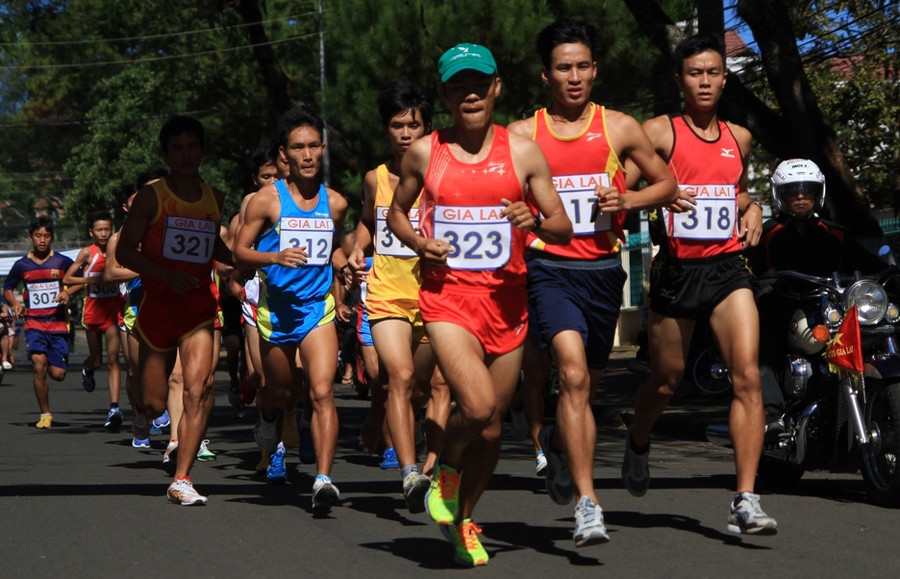 Các VĐV trên đường đua tại Giải Việt dã Báo Gia Lai. Ảnh: Thiên Di