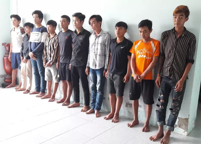 Các đối tượng tấn công 2 công an