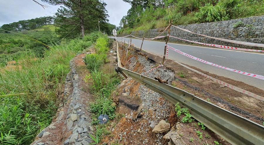 Cánh vị trí sụt lún sau Trường mầm non Đạ Sar về hướng Đà Lạt khoảng 1 km có thêm điểm sụt lún nhiều tháng qua nhưng chưa được sửa chữa là hiềm họa của xe cộ lưu thông trên QL27C, đặc biệt vào ban đêm ẢNH:LÂM VIÊN