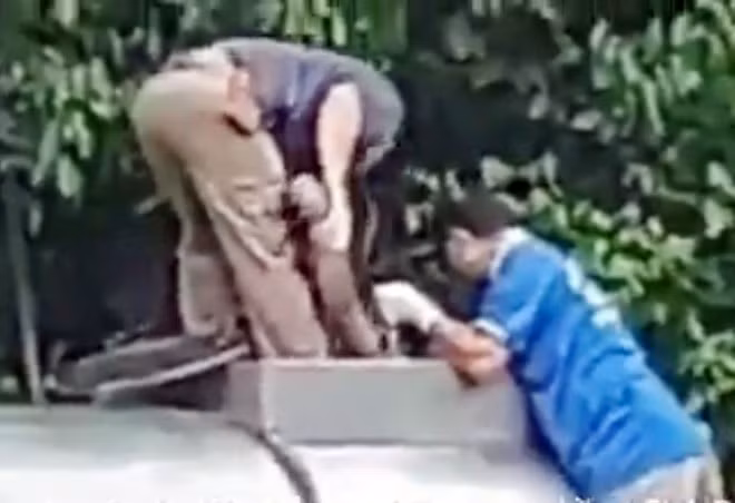 Lực lượng chức năng đưa thi thể hai vợ chồng ra khỏi bồn ẢNH CHỤP MÀN HÌNH.