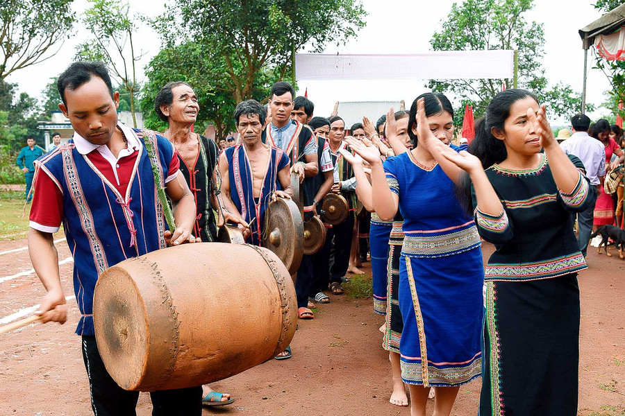Sau phần lễ các nghệ nhân cồng chiêng l làng Tul Đoa xã Đak Sơ Mei huyện Đak Đoa biểu diễn cồng chiêng tại ngày hội.