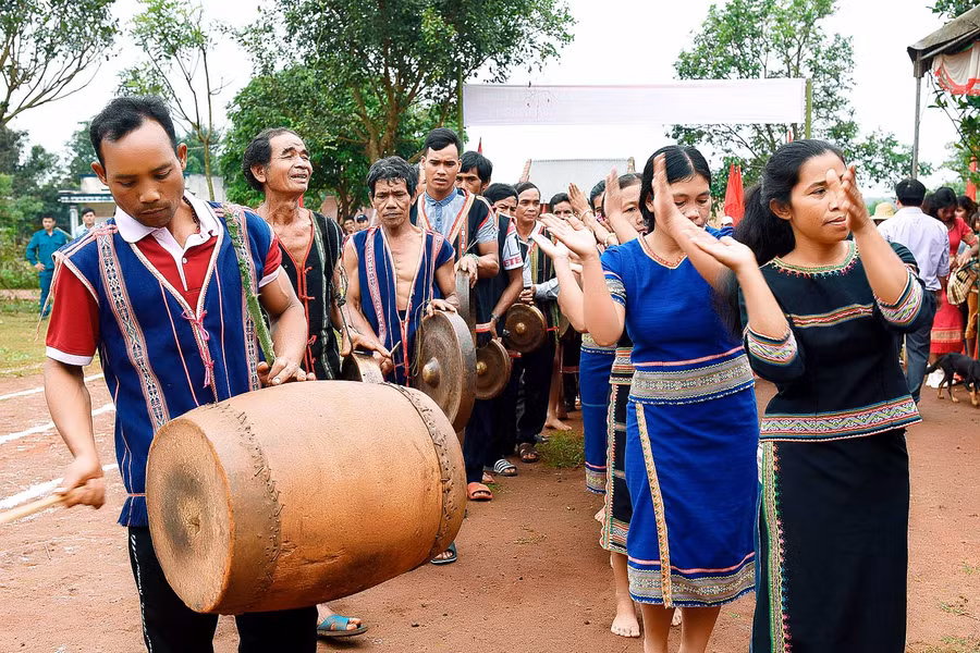 Sau phần lễ các nghệ nhân cồng chiêng l làng Tul Đoa xã Đak Sơ Mei huyện Đak Đoa biểu diễn cồng chiêng tại ngày hội.