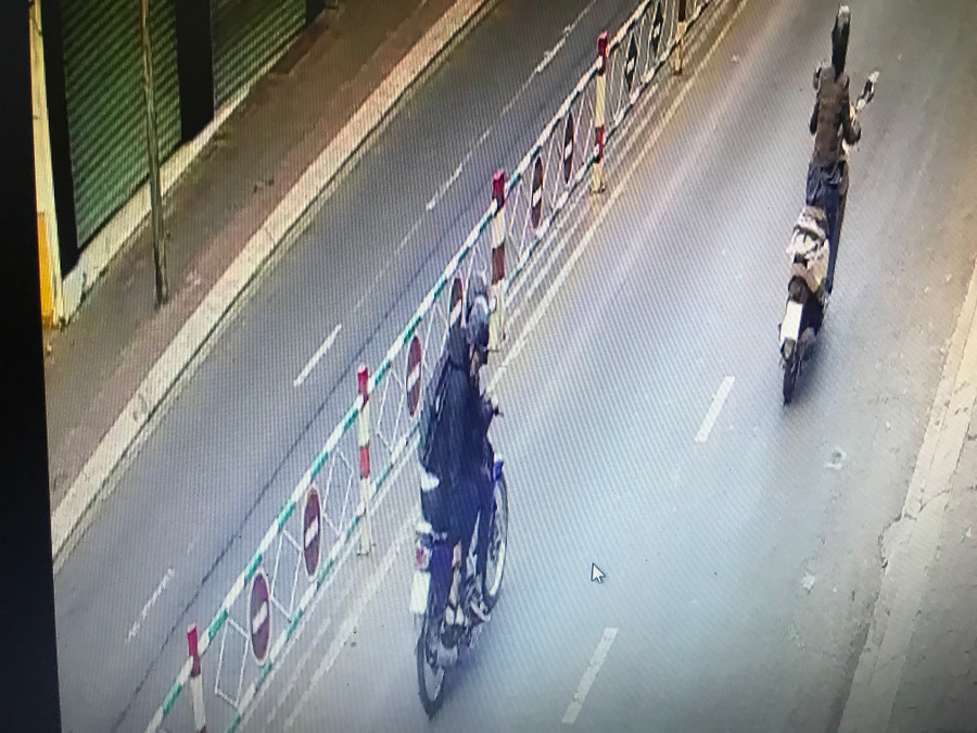 2 nam thanh niên (trái) bỏ chạy sau khi gây tai nạn. (Ảnh trích xuất từ camera) 2 nam thanh niên (trái) đã bỏ chạy sau khi gây tai nạn.jpg