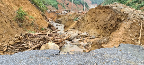  Đường sá bị đứt gãy. Ảnh: NGỌC PHÚC