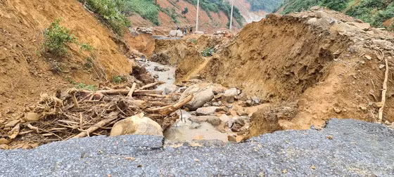  Đường sá bị đứt gãy. Ảnh: NGỌC PHÚC