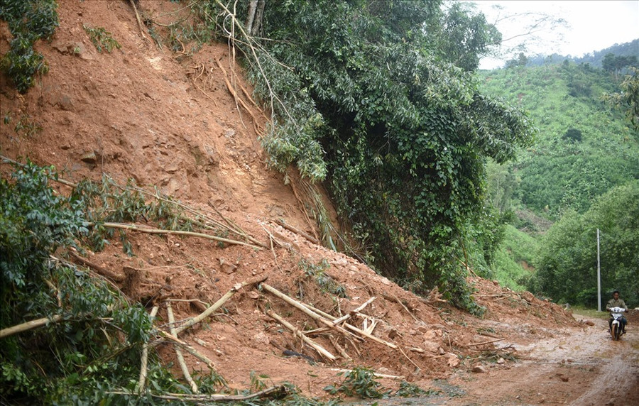 Một tuyến đường ở huyện Vĩnh Thạnh bị sạt lở. Ảnh Nguyễn Tri