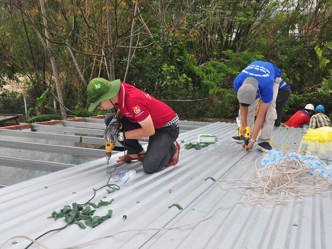 Đội thanh niên tình nguyện phản ứng nhanh Thành đoàn TP.HCM giúp dân sửa chữa nhà sau bão số 9. TÂM ĐAN