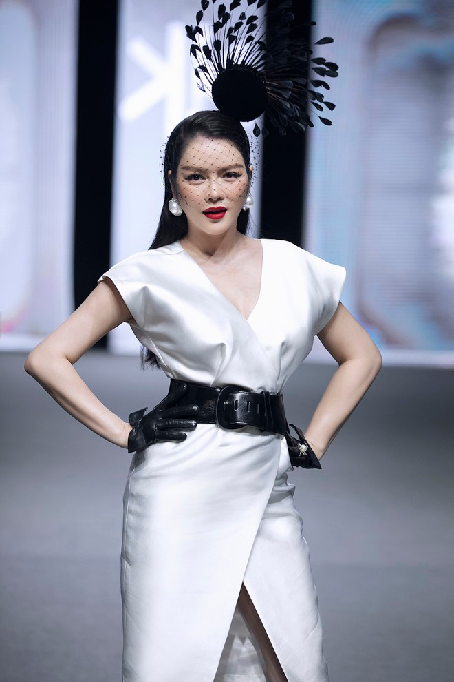 Lý Nhã Kỳ hóa quý cô quyền lực khi xuất hiện trên sàn diễn thời trang. ẢNH: KIẾNG CẬN