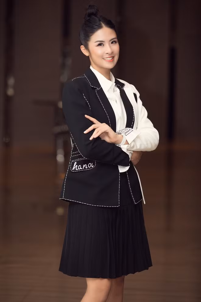 Ngọc Hân diện trang phục kín đáo trên thảm đỏ. Sau 10 năm đăng quang, chân dài thành công khi theo đuổi sự nghiệp thiết kế áo dài. Thời gian qua, thông tin cô chuẩn bị lên xe hoa nhận được sự quan tâm của cộng đồng mạng ẢNH: BTC