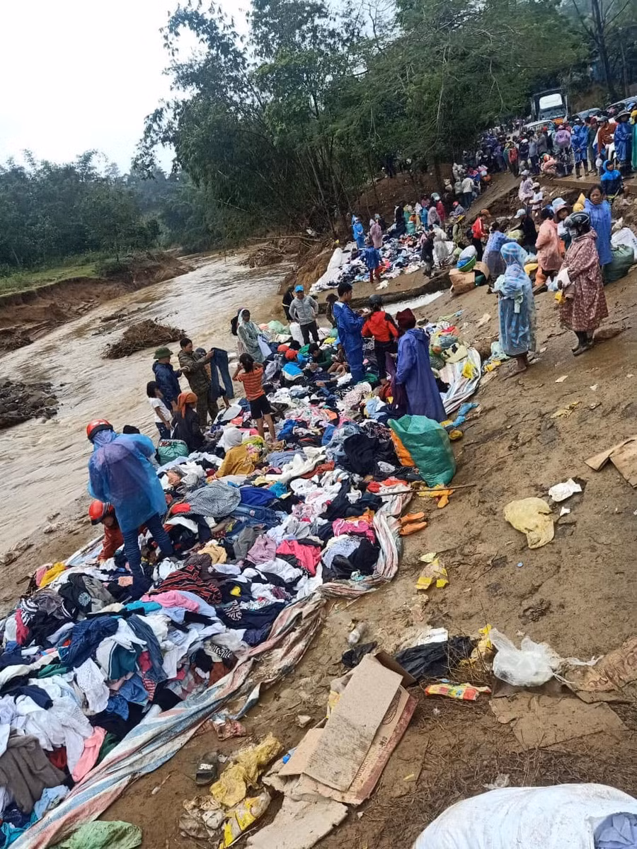 Hàng hóa cứu trợ bị vài đoàn từ thiện bỏ bừa bãi cho người dân nhặt được bao nhiêu thì nhặt tại Hướng Hóa, tỉnh Quảng Trị. Ảnh N.Y Hàng hóa cứu trợ bị vài đoàn từ thiện bỏ bừa bãi cho người dân nhặt được bao nhiêu thì nhặt tại Hướng Hóa, tỉnh Quảng Trị. Ảnh N.Y
