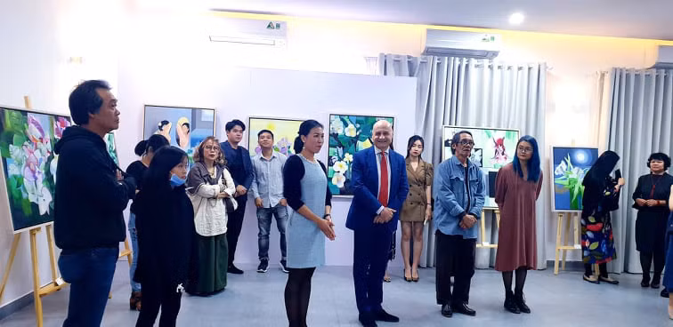 "Vườn địa đàng: Garden of unknowing" của nữ họa sĩ Trịnh Cẩm Nhi đã khai mạc tại Casa Italia. "Vườn địa đàng: Garden of unknowing" của nữ họa sĩ Trịnh Cẩm Nhi đã khai mạc tại Casa Italia.