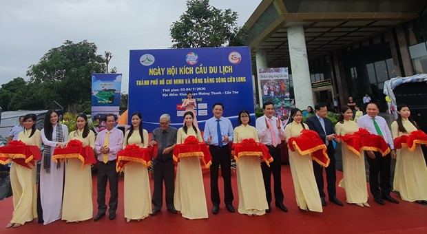 Nghi thức cắt băng khai mạc ngày hội kích cầu du lịch Thành phố Hồ Chí Minh và Đồng bằng sông Cửu Long. (Ảnh: Ánh Tuyết/TTXVN)