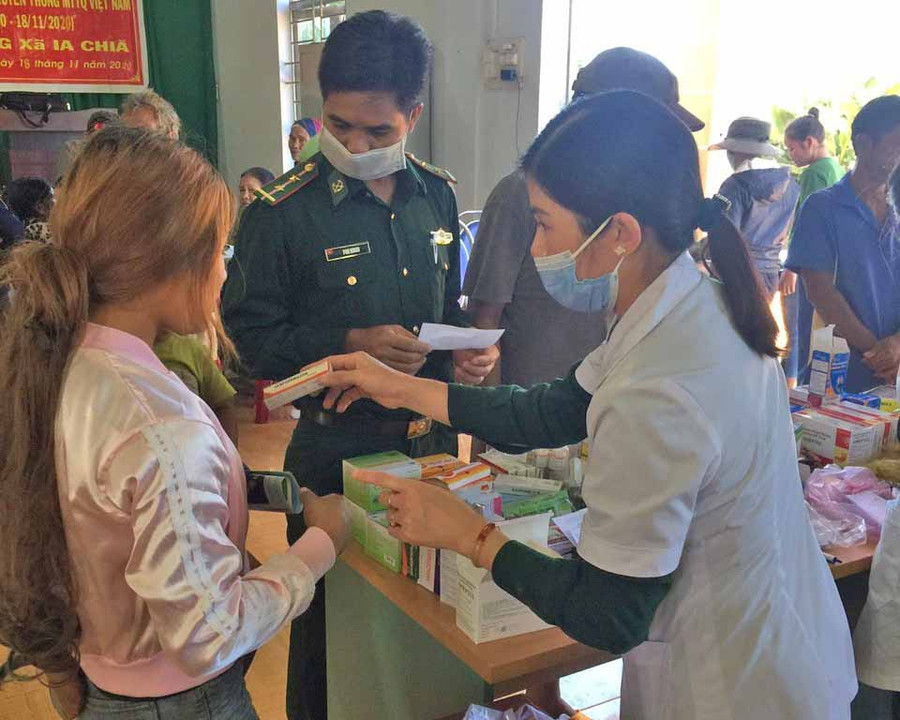 Các y-bác sĩ cấp thuốc cho người dân xã biên giới Ia Chía. Ảnh: Anh Huy