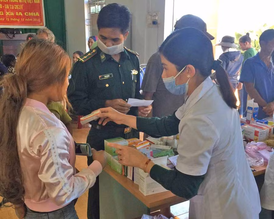 Các y-bác sĩ cấp thuốc cho người dân xã biên giới Ia Chía. Ảnh: Anh Huy