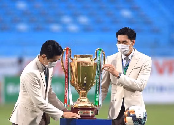 Ban tổ chức giải đã phải chuẩn bị đến hai cúp vô địch ở Giải hạng nhất lẫn V-League 2020.