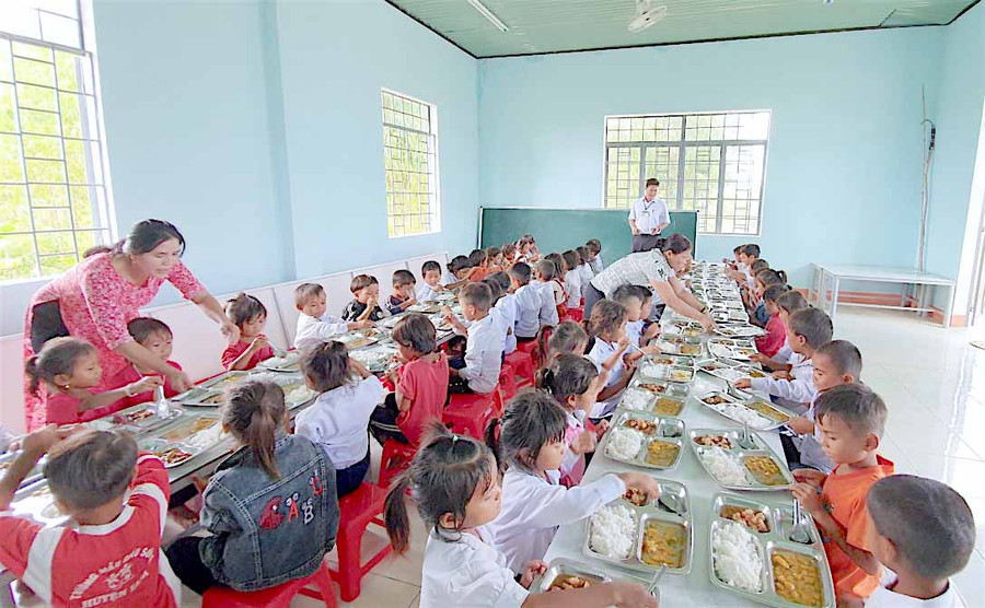 Học sinh lớp 1 Trường Tiểu học và THCS Đinh Núp (xã Pờ Tó, huyện Ia Pa) dùng cơm trưa bán trú tại trường. Ảnh: Hồng Thi
