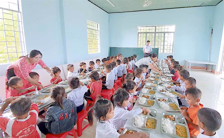 Học sinh lớp 1 Trường Tiểu học và THCS Đinh Núp (xã Pờ Tó, huyện Ia Pa) dùng cơm trưa bán trú tại trường. Ảnh: Hồng Thi