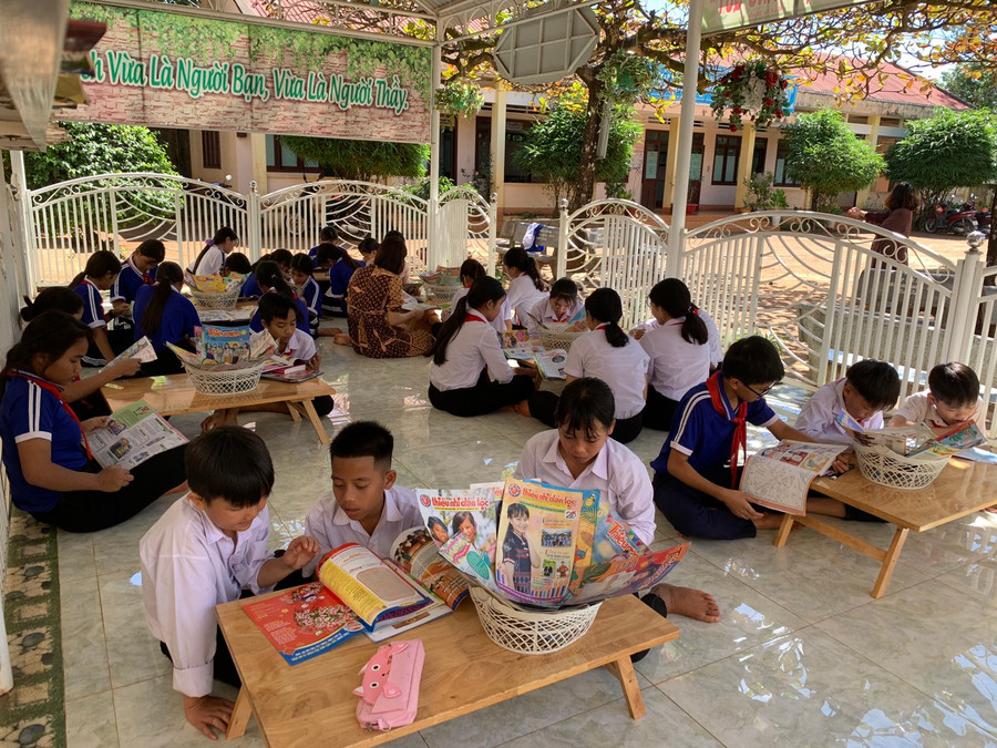 Thư viện thân thiện giúp các em học sinh có thêm nguồn sách phục vụ học tập và trau dồi kỹ năng sống. Ảnh: Hồng Thương