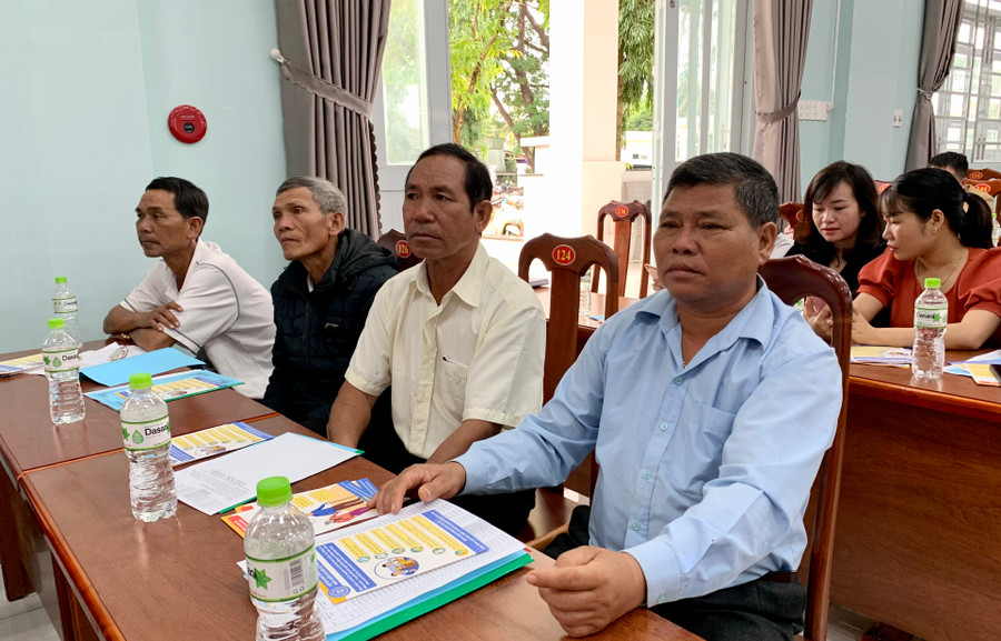 Người dân thị trấn Chư Sê (huyện Chư Sê) tìm hiểu chính sách pháp luật về BHXH, BHYT. Ảnh: Như Nguyện Người dân thị trấn Chư Sê, huyện Chư Sê tìm hiểu chính sách pháp luật BHXH, BHYT. Ảnh: Như Nguyện