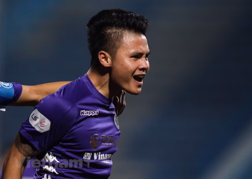 Ở thời điểm quan trọng, Quang Hải tỏa sáng đúng lúc với cú dứt điểm đẳng cấp ở đầu hiệp hai. Tiền vệ này bắt vô-lê, đưa bóng vào góc hiểm khiến thủ môn Sài Gòn FC không có cơ hội cản phá. (Ảnh: Hiển Nguyễn/Vietnam+)