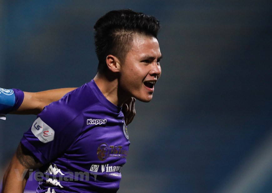 Ở thời điểm quan trọng, Quang Hải tỏa sáng đúng lúc với cú dứt điểm đẳng cấp ở đầu hiệp hai. Tiền vệ này bắt vô-lê, đưa bóng vào góc hiểm khiến thủ môn Sài Gòn FC không có cơ hội cản phá. (Ảnh: Hiển Nguyễn/Vietnam+) Ở thời điểm quan trọng, Quang Hải tỏa sáng đúng lúc với cú dứt điểm đẳng cấp ở đầu hiệp hai. Tiền vệ này bắt vô-lê, đưa bóng vào góc hiểm khiến thủ môn Sài Gòn FC không có cơ hội cản phá. (Ảnh: Hiển Nguyễn/Vietnam+)