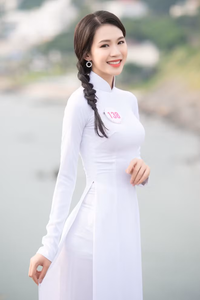 Thí sinh Minh Anh ghi điểm khi diện tà áo dài trắng chụp ảnh ở Mũi Nghinh Phong. Cô là ứng viên được chú ý ngay từ đầu cuộc thi nhờ sở hữu nhan sắc xinh đẹp, có nhiều nét tương đồng với Hoa hậu Đặng Thu Thảo. Nữ sinh đại học Kinh tế - Luật không đặt nặng chuyện thắng thua mà quan niệm: “Ban giám khảo sẽ có lựa chọn, quyết định đúng đắn nhất
