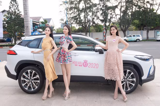 Đôi chân của các cô gái thẳng tắp nhưng bánh xe lại biến dạng.