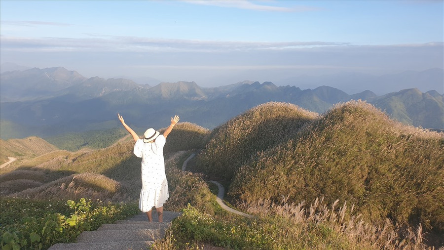 Đặt chân được lên những điểm cao bạt ngàn hoa lau trắng trên đường tuần tra biên giới không phải dễ dàng, bởi đường đèo khúc khuỷu, nguy hiểm. Ảnh: Nguyễn Hùng