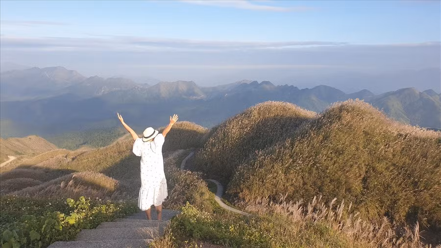 Đặt chân được lên những điểm cao bạt ngàn hoa lau trắng trên đường tuần tra biên giới không phải dễ dàng, bởi đường đèo khúc khuỷu, nguy hiểm. Ảnh: Nguyễn Hùng