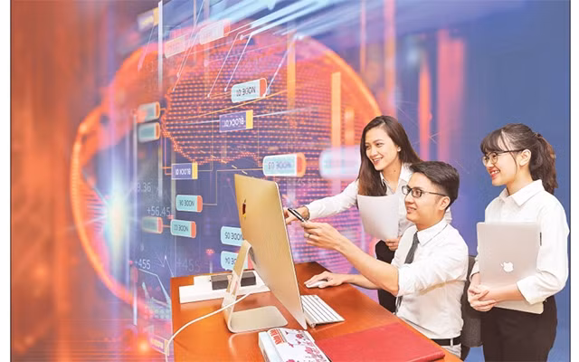 Chỉ có xây dựng môi trường phát triển tốt nhất cho con người mới có thể khơi dậy sức mạnh to lớn của đất nước, thực hiện thắng lợi những nhiệm vụ nặng nề của sự nghiệp công nghiệp hóa, hiện đại hóa. (Ảnh: Phong Anh, Nguồn: Báo Nhân Dân Cuối tuần)