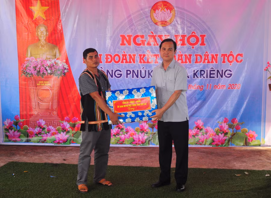 Đồng chí Võ Thanh Hùng (bìa phải)-Ủy viên Ban Thường vụ Tỉnh ủy, Trưởng ban Dân vận Tỉnh ủy trao phần quà cho cán bộ và nhân dân làng Pnúk. Ảnh: Nguyễn Tú Đồng chí Võ Thanh Hùng (bìa phải)-Ủy viên Ban Thường vụ Tỉnh ủy, Trưởng ban Dân vận Tỉnh ủy trao phần quà cho cán bộ và nhân dân làng Pnúk. Ảnh: Nguyễn Tú