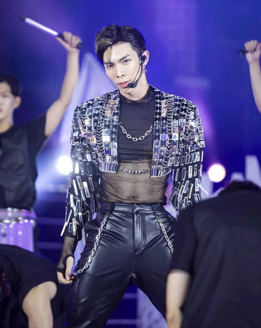 Erik “cháy” hết mình trong sự kiện âm nhạc được tổ chức tại TP.HCM: “Một đêm không thể quên. Sài Gòn lúc nào cũng xịn xò à!”.